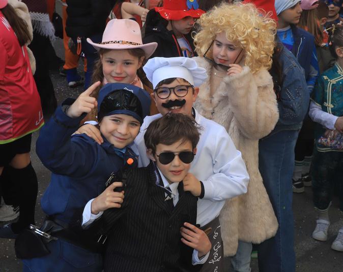 Corte : La parade carnavalesque des écoliers ! Corte : La parade carnavalesque des écoliers !