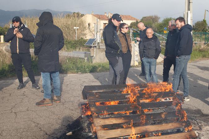 Les deux dépôts pétroliers de Corse bloqués par les distributeurs insulaires