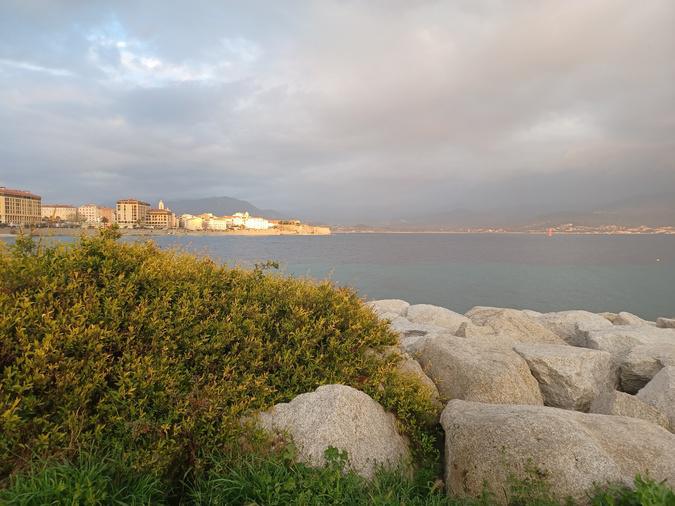 A màghjina - Raghju di sole nant'à u golfu d'Aiacciu