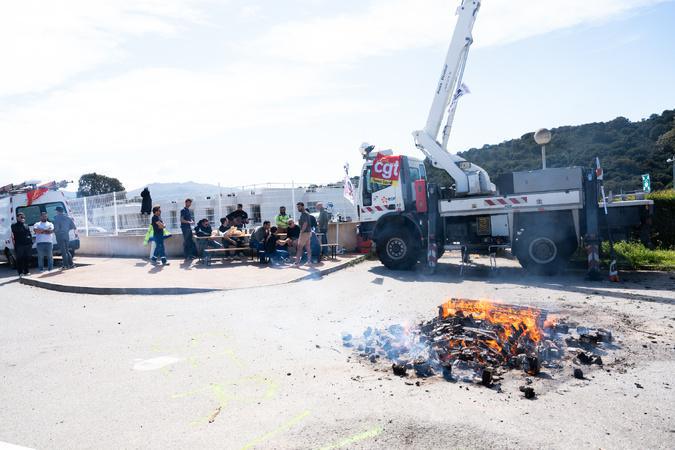 À Ajaccio et Bastia, le STC et la CGT bloquent des sites d'EDF afin de protester contre la nouvelle organisation du temps de travail À Ajaccio et Bastia, le STC et la CGT bloquent des sites d'EDF afin de protester contre la nouvelle organisation du temps de travail