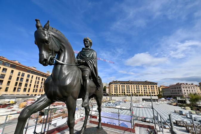 Ajaccio : Fidèle à l’esprit de Viollet-le-Duc, la statue de Napoléon et ses frères retrouve son regard vers la mer Ajaccio : Fidèle à l’esprit de Viollet-le-Duc, la statue de Napoléon et ses frères retrouve son regard vers la mer