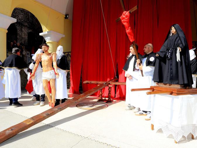 Vendredi saint : A Corte, le Christ est mis en croix ! Vendredi saint : A Corte, le Christ est mis en croix !