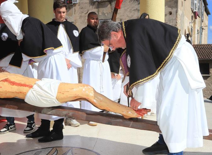 Vendredi saint : A Corte, le Christ est mis en croix ! Vendredi saint : A Corte, le Christ est mis en croix !