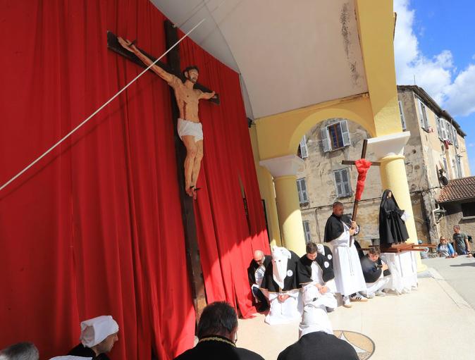 Vendredi saint : A Corte, le Christ est mis en croix ! Vendredi saint : A Corte, le Christ est mis en croix !