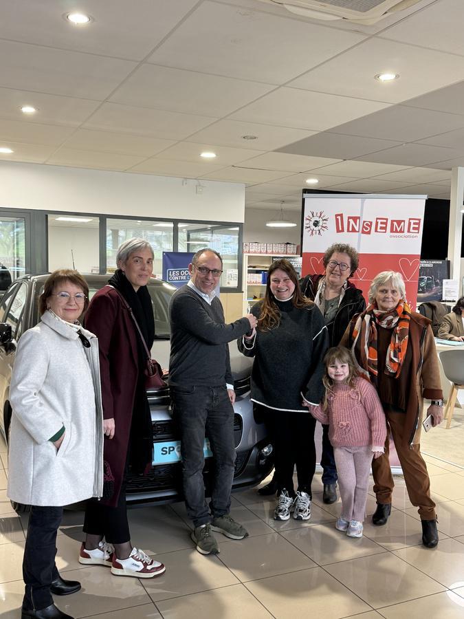 Inseme a remis les clefs de la voiture à la gagnante de sa tombola de Noël Inseme a remis les clefs de la voiture à la gagnante de sa tombola de Noël