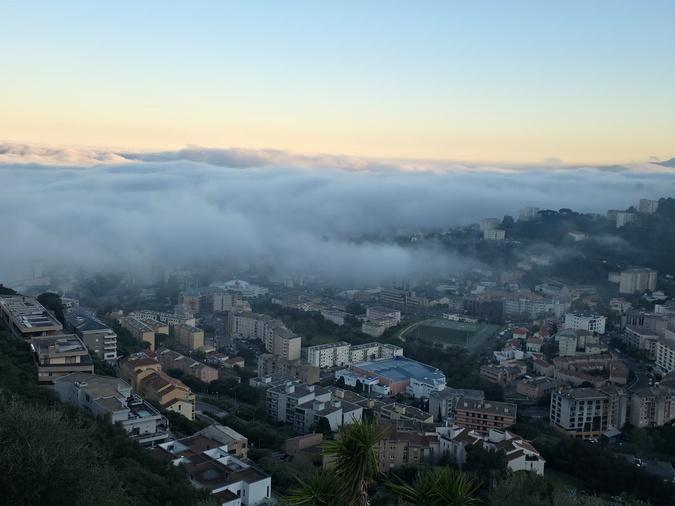Bastia disparait sous un épais nuage de brume Bastia disparait sous un épais nuage de brume
