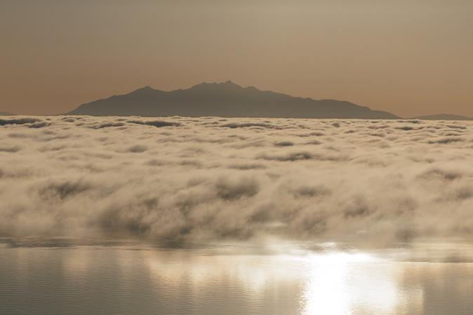 Pourquoi une épaisse nappe de brume se forme sur la côte est de la Corse ? Pourquoi une épaisse nappe de brume se forme sur la côte est de la Corse ?