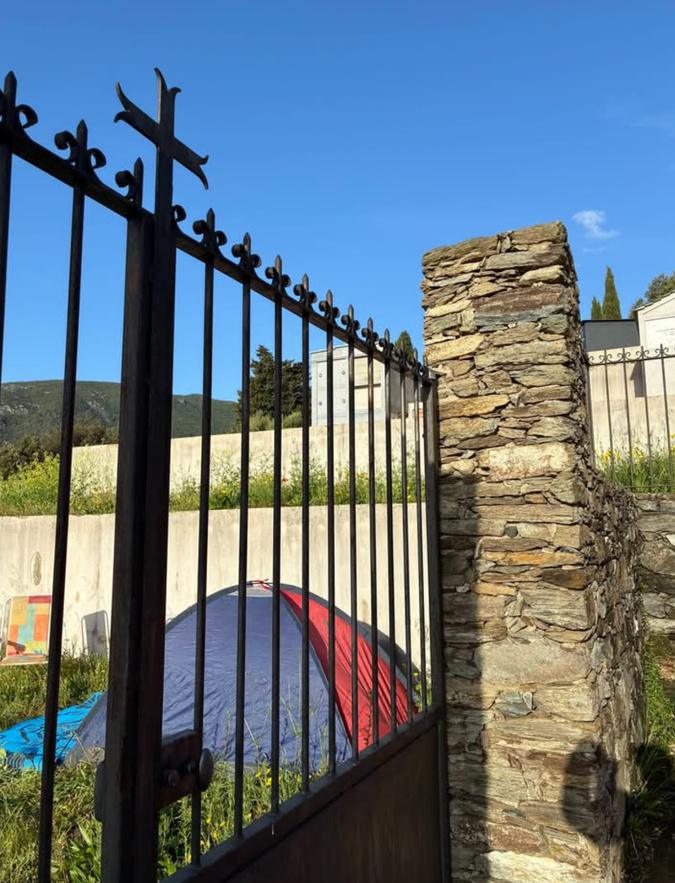 Figarella : et si on campait dans l'enceinte du cimetière ? Figarella : et si on campait dans l'enceinte du cimetière ?