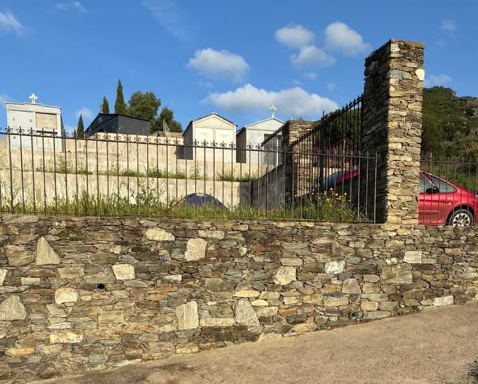 Figarella : et si on campait dans l'enceinte du cimetière ? Figarella : et si on campait dans l'enceinte du cimetière ?