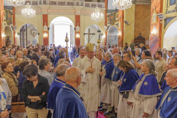 EN IMAGES - Relique de Jean-Paul II : église Santa Lucia comble pour la cérémonie présidée par le cardinal Bustillo