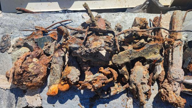 Grand nettoyage à Centuri : plus de 500 kg de déchets retirés sur la côte de l'ilot de Capense Grand nettoyage à Centuri : plus de 500 kg de déchets retirés sur la côte de l'ilot de Capense