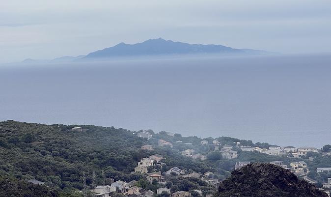 A màghjina - Elba suspesa trà celu è mare