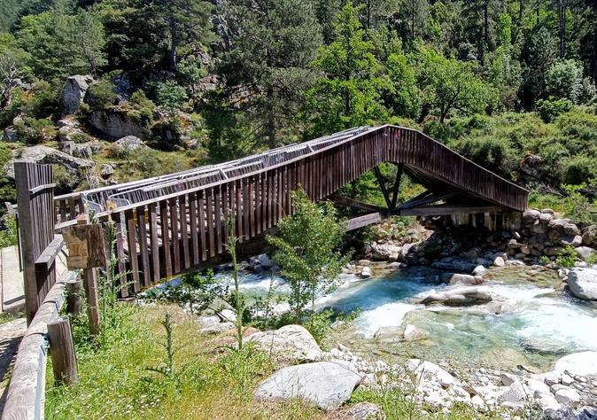 Corte - La passerelle de Chjarasgiolu, dans la Restonica, fermée au public Corte - La passerelle de Chjarasgiolu, dans la Restonica, fermée au public