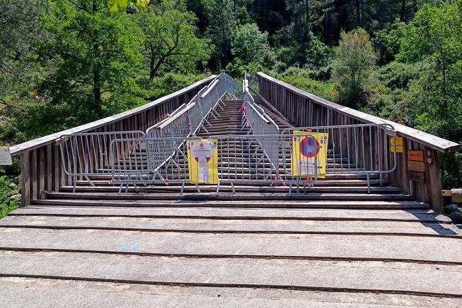 Corte - La passerelle de Chjarasgiolu, dans la Restonica, fermée au public