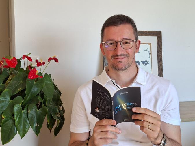 « Au revers de la lumière » : Un voyage poétique et philosophique de Roland Frias « Au revers de la lumière » : Un voyage poétique et philosophique de Roland Frias