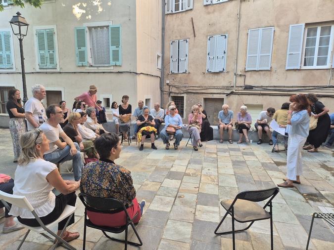 Bastia - Ils ont investi la place Guasco avec leur chaise, le temps d’un moment d’échange et de convivialité Bastia - Ils ont investi la place Guasco avec leur chaise, le temps d’un moment d’échange et de convivialité