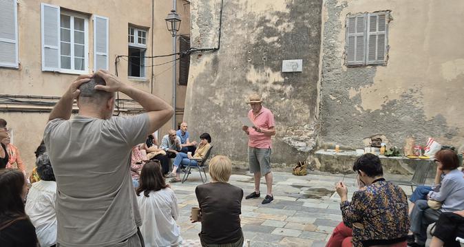 Bastia - Ils ont investi la place Guasco avec leur chaise, le temps d’un moment d’échange et de convivialité Bastia - Ils ont investi la place Guasco avec leur chaise, le temps d’un moment d’échange et de convivialité