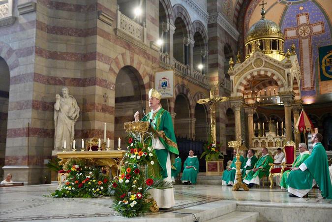 EN IMAGES - À Marseille, le cardinal Bustillo rassemble plusieurs centaines de fidèles en la Cathédrale de la Major