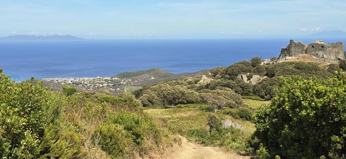 A màghjina - In Capicorsu, u castellu San Colombanu supraneghja a marina