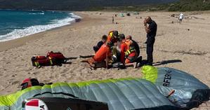 Un pratiquant de kitesurf secouru sur la plage de Capu Laurosu à Propriano Un pratiquant de kitesurf secouru sur la plage de Capu Laurosu à Propriano