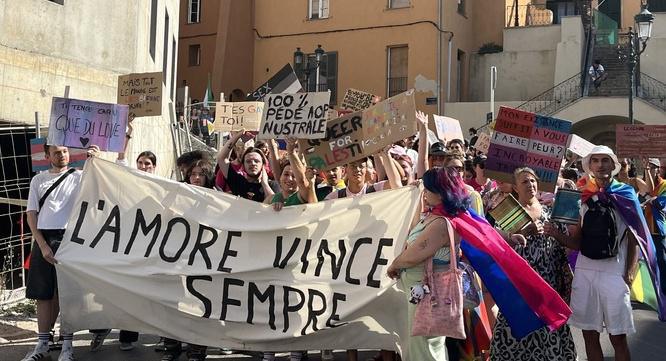 À Ajaccio, la Marche des fiertés rassemble 250 personnes pour défendre visibilité et droits LGBT+ À Ajaccio, la Marche des fiertés rassemble 250 personnes pour défendre visibilité et droits LGBT+