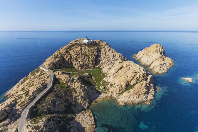 Le créateur Simon Porte Jacquemus choisit l’Île-Rousse et le Phare de la Pietra pour son prochain défilé
