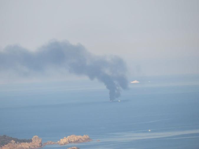 Bateau en feu dans le golfe d'Ajaccio : deux plaisanciers et leur chien sauvés au large de Pietrosella Bateau en feu dans le golfe d'Ajaccio : deux plaisanciers et leur chien sauvés au large de Pietrosella