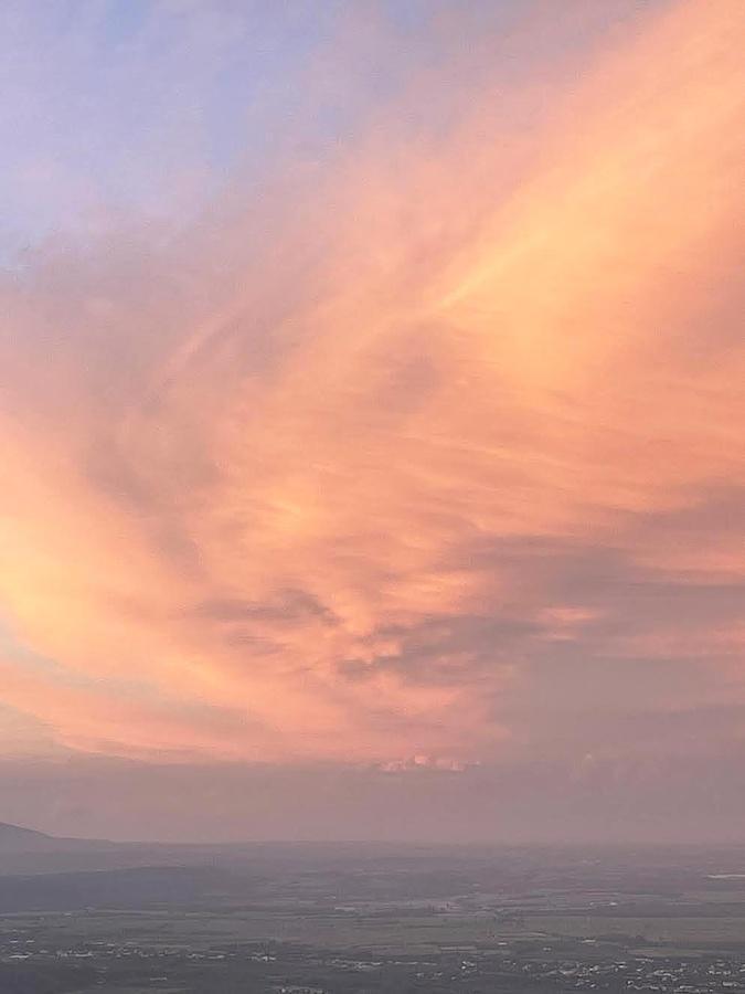 Le ciel dessine un visage au-dessus de Prunelli-di-Fium'Orbu