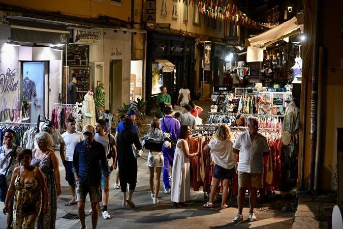 Nocturnes d'Ajaccio : les animations estivales reprennent, l'inquiétude des commerçants grandit Nocturnes d'Ajaccio : les animations estivales reprennent, l'inquiétude des commerçants grandit