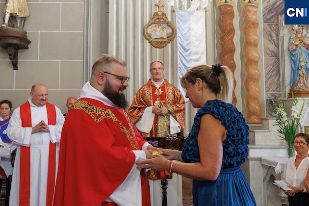 Le nouveau curé de la paroisse de Petra Nera installé par le cardinal Bustillo