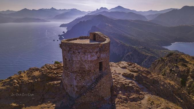 Rando à Capu Rossu : la magie de l'aube sur les falaises rouges