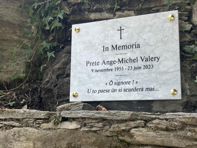 Cambia - Une plaque à la mémoire de l'abbé Ange-Michel Valery a été dévoilée sur le fronton de la fontaine