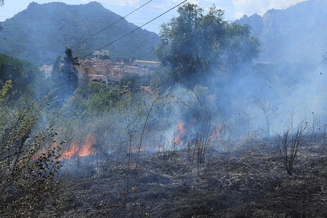 Corte - Un incendie se déclare à proximité d'habitations, huit personnes confinées Corte - Un incendie se déclare à proximité d'habitations, huit personnes confinées
