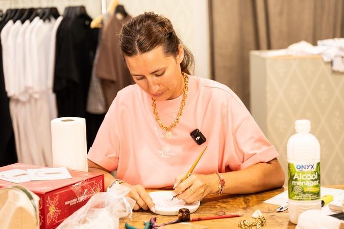 Dans son atelier ajaccien, Aurélie Giovanetti met la Corse en porcelaine