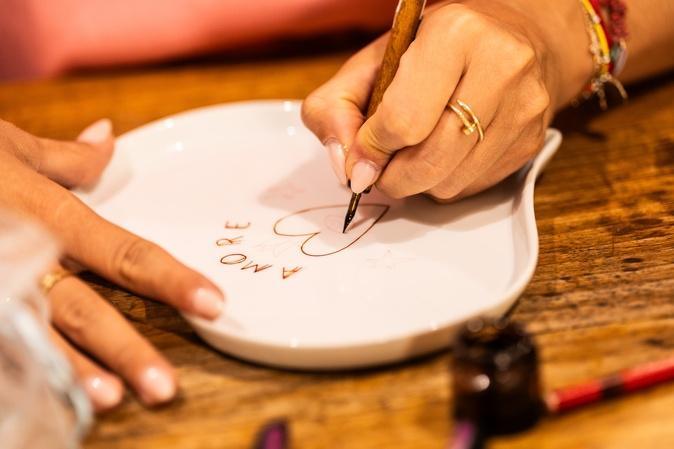 Dans son atelier ajaccien, Aurélie Giovanetti met la Corse en porcelaine