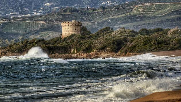 A màghjina - A torra di Capitellu, di pettu à u mare