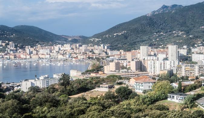 Immobilier en Corse : moins de ventes, mais toujours de fortes tensions sur le littoral