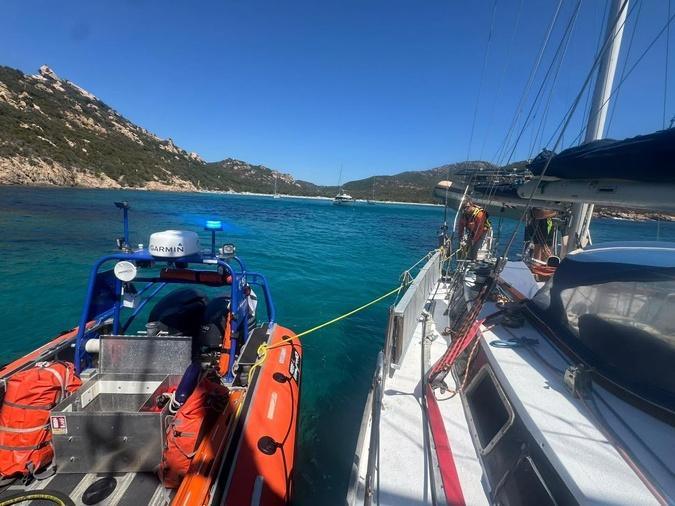 Roccapina : un voilier percute des écueils, une voie d’eau et une fuite de gasoil à bord