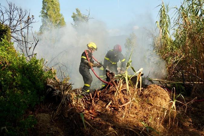Ajaccio : un incendie ravage 5000m2 de végétation aux abords du stade Michel Moretti Ajaccio : un incendie ravage 5000m2 de végétation aux abords du stade Michel Moretti