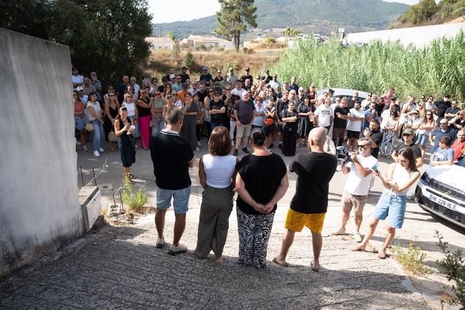 À Alata, près de 150 personnes se mobilisent après la découverte de photos prises à l’insu de deux familles À Alata, près de 150 personnes se mobilisent après la découverte de photos prises à l’insu de deux familles