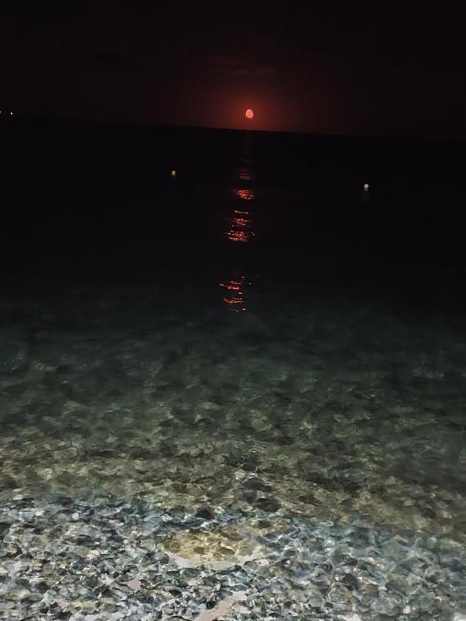 A màghjina - Siscu, a Luna Rossa sopra u mare…