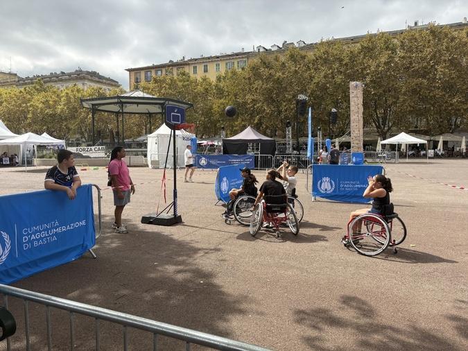 Bastia - Le parasport a l'honneur sur la place Saint-Nicolas Bastia - Le parasport a l'honneur sur la place Saint-Nicolas