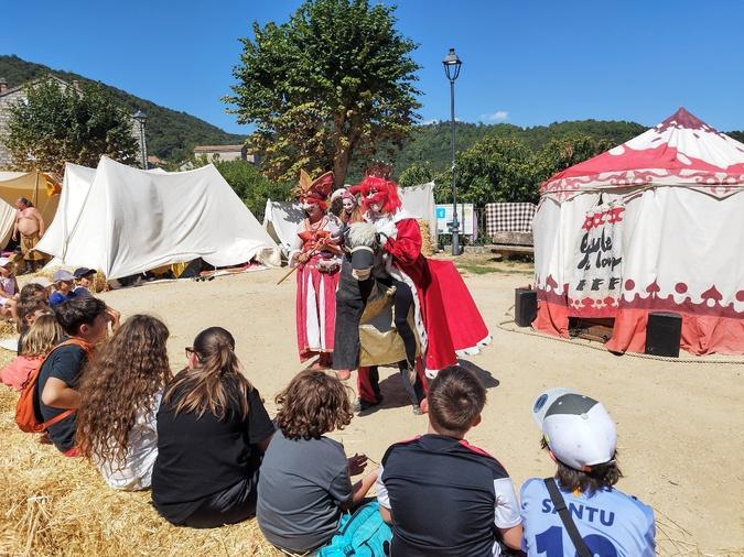 Costumes, canicule et chevaliers : à Levie, les Médiévales persistent dans le succès