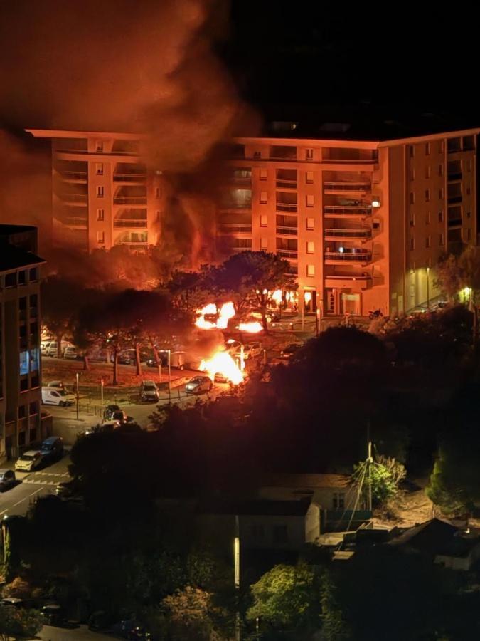 Six véhicules détruits par un incendie dans la nuit à Bastia Six véhicules détruits par un incendie dans la nuit à Bastia