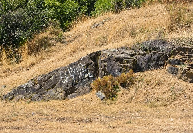 Sur la route de Saint-Florent, un rocher murmure encore « Fanny je t’aime » Sur la route de Saint-Florent, un rocher murmure encore « Fanny je t’aime »