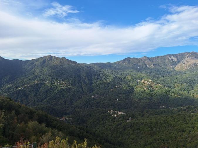 A màghjina - Alisgiani, una valle di verde è di luce