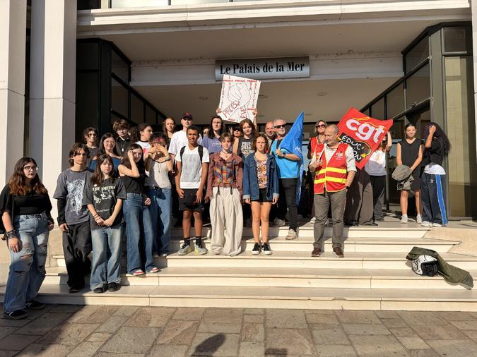 À Bastia, les lycéens dans la rue pour réclamer une école à la hauteur de leurs ambitions À Bastia, les lycéens dans la rue pour réclamer une école à la hauteur de leurs ambitions