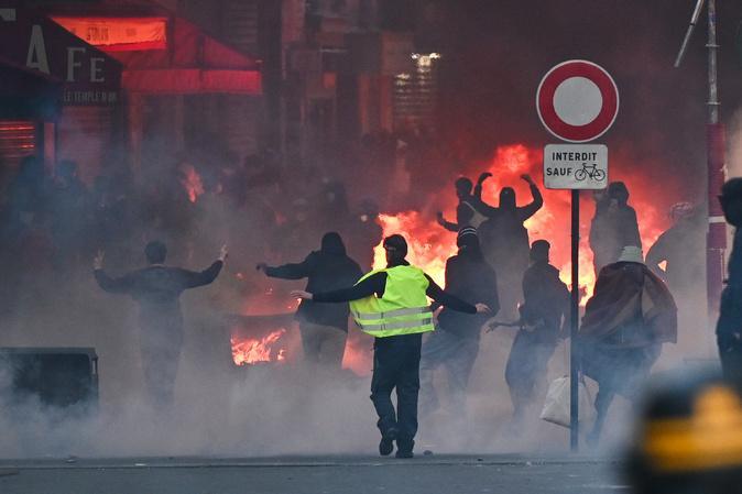 Violences : Macron promet fermeté et "transparence" sur le dispositif sécuritaire, nouvelles tensions à Paris et Lyon Violences : Macron promet fermeté et "transparence" sur le dispositif sécuritaire, nouvelles tensions à Paris et Lyon