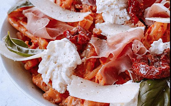 Â table : Casarecce, tomates séchées, ricotta, jambon de Parme et basilic, avec la petite cuisine de Marie