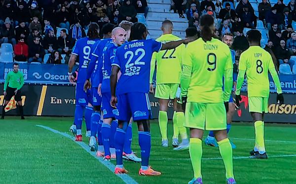 Le Sporting bouscule le leader Angers (2-0)